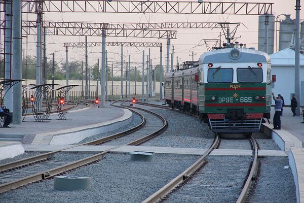 В среду, ровно в 22:00, с обновленного перрона отправился в путь первый состав по маршруту Ташкент — Бухара. - Sputnik Узбекистан