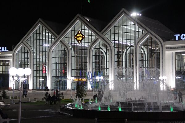 Фасад Южного вокзала Ташкента с фонтаном на площади - Sputnik Узбекистан