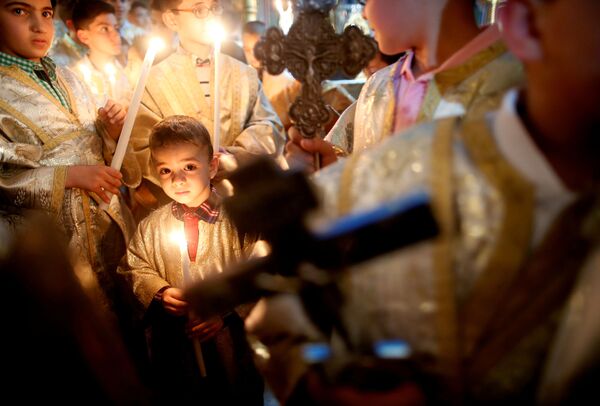 Палестинские христиане во время пасхальной службы в секторе Газа - Sputnik Узбекистан
