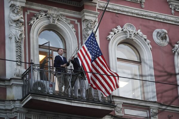 Сотрудники дипмиссии снимают государственный флаг США со здания американского генконсульства на Фурштатской улице в Санкт-Петербурге - Sputnik Узбекистан