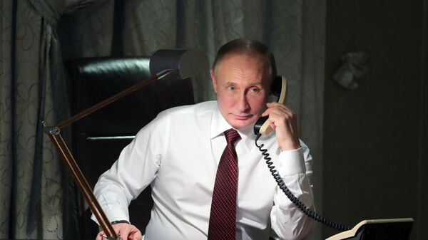 Prezident RF Vladimir Putin vo vremya telefonnogo razgovora - Sputnik O‘zbekiston