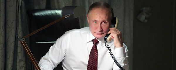 Prezident RF Vladimir Putin vo vremya telefonnogo razgovora Prezident RF Vladimir Putin vo vremya telefonnogo razgovora - Sputnik O‘zbekiston