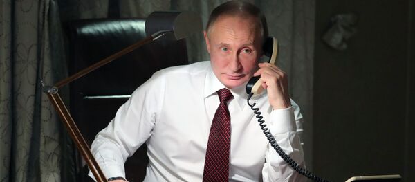 Президент РФ Владимир Путин во время телефонного разговора с патриархом константинопольским Варфоломеем из своей резиденции в Анкаре Президент РФ Владимир Путин во время телефонного разговора с патриархом константинопольским Варфоломеем из своей резиденции в Анкаре - Sputnik Ўзбекистон
