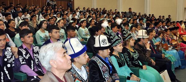 Гала-концерт лауреатов  IV Международного фестиваля многоголосных ансамблей и оркестров национальных инструментов Напевы Навруза - Sputnik Узбекистан