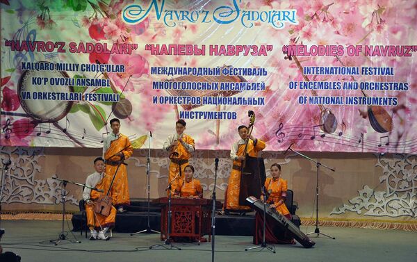 Гала-концерт лауреатов IV Международного фестиваля многоголосных ансамблей и оркестров национальных инструментов Напевы Навруза - Sputnik Узбекистан