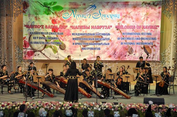 Гала-концерт лауреатов IV Международного фестиваля многоголосных ансамблей и оркестров национальных инструментов Напевы Навруза Гала-концерт лауреатов IV Международного фестиваля многоголосных ансамблей и оркестров национальных инструментов Напевы Навруза - Sputnik Узбекистан