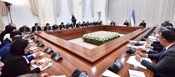 Президент Шавкат Мирзиёев в Институте химии растительных веществ побеседовал с руководителями высших образовательных и научно-исследовательских учреждений, академиками, учеными и молодыми специалистами. Президент Шавкат Мирзиёев в Институте химии растительных веществ побеседовал с руководителями высших образовательных и научно-исследовательских учреждений, академиками, учеными и молодыми специалистами. - Sputnik Узбекистан