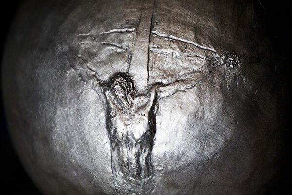 Фрагмент работы мастера резьбы по дереву Андрея Касабиева в Южной Осетии - Sputnik Узбекистан