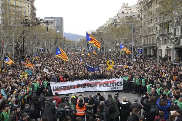 Протестующие с каталонскими флагами напротив штаб-квартиры Еврокомиссии в Барселоне - Sputnik Узбекистан