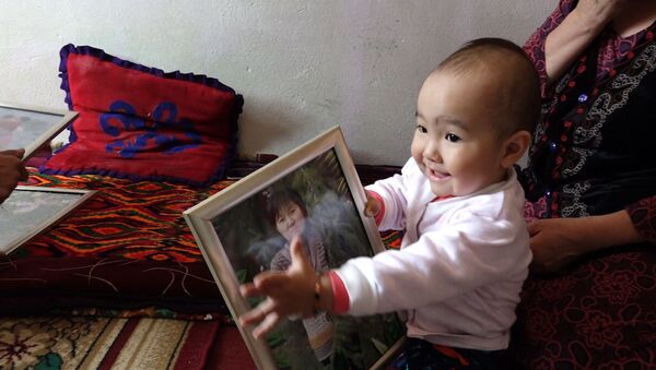 После страшного наезда — как живет малышка, оставшаяся без мамы и ноги - Sputnik Узбекистан