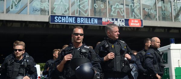 Сотрудники берлинской полиции Сотрудники берлинской полиции - Sputnik Узбекистан