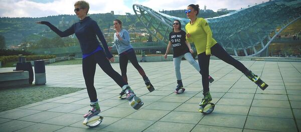 Тренер по фитнесу рассказала Sputnik, как прыгающие ботинки помогают бороться с лишним весом и улучшать осанку - Sputnik Узбекистан