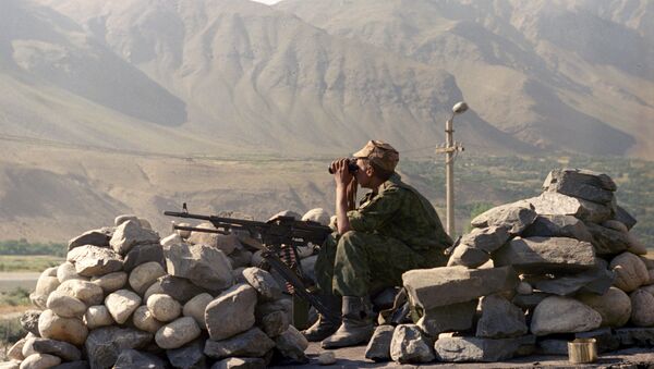 Солдат Вооруженных сил Таджикистана на границе с Афганистаном, архивное фото - Sputnik Узбекистан