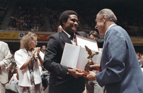 Легендарный португальский футболист мозамбикского происхождения Эйсебио поздравляет легендарного советского голкипера Льва Яшина с 60-летием.  - Sputnik Узбекистан