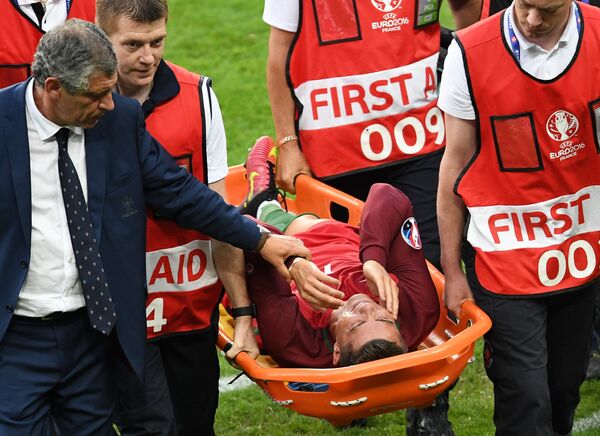 Даже получив травму, не позволившую Криштиану Роналду продолжить матч, капитан сборной Португалии помогал как мог своим товарищам с кромки поля. - Sputnik Узбекистан