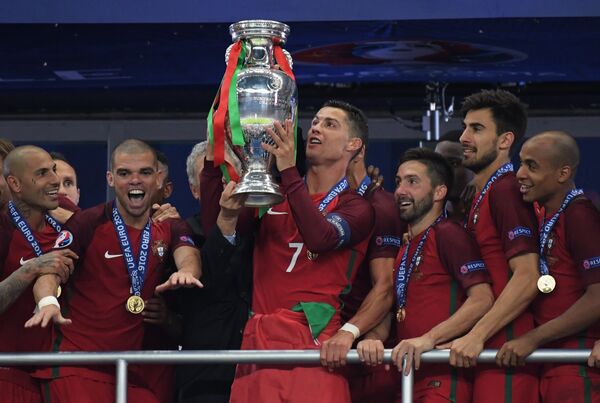 Криштиану Роналду и сборная Португалии по футболу впервые в своей истории выиграли чемпионат Европы, обыграв в финале сборную Франции.  - Sputnik Узбекистан