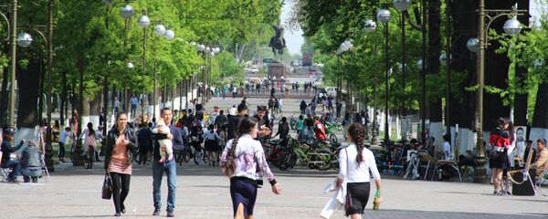 Люди гуляют в парке Ташкента Люди гуляют в парке Ташкента - Sputnik Ўзбекистон