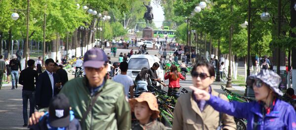 Туристы гуляют по Ташкенту Туристы гуляют по Ташкенту - Sputnik Ўзбекистон