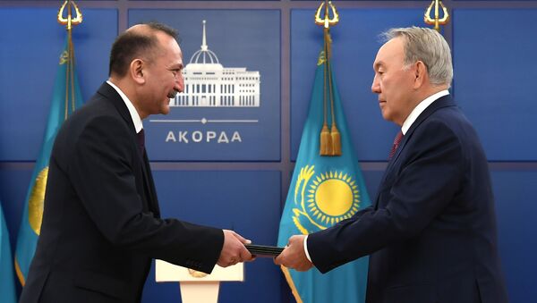Посол РУ в Казахстане Саидикрам Ниязходжаев с Нурсултаном Назарбаевым - Sputnik Узбекистан