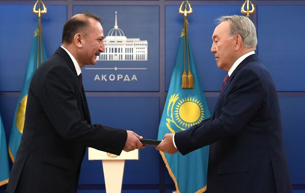 Посол РУ в Казахстане Саидикрам Ниязходжаев с Нурсултаном Назарбаевым - Sputnik Узбекистан