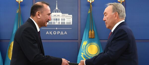 Посол РУ в Казахстане Саидикрам Ниязходжаев с Нурсултаном Назарбаевым Посол РУ в Казахстане Саидикрам Ниязходжаев с Нурсултаном Назарбаевым - Sputnik Узбекистан