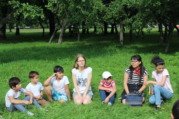 Айым Бакы, корреспондент и Юлия Алимова, редактор газеты для женщин-мигранток Гул Айым Бакы, корреспондент и Юлия Алимова, редактор газеты для женщин-мигранток Гул - Sputnik Узбекистан