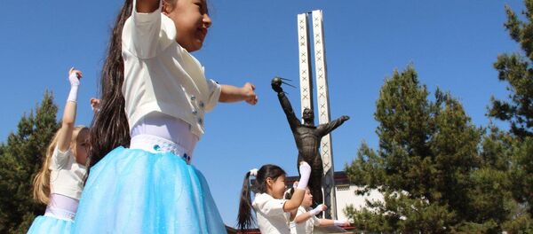 12 апрел куни Россия фан ва маданият маркази Тошкентда Юрий Гагарин ҳайкали олдида тадбир ўтказди. 12 апрел куни Россия фан ва маданият маркази Тошкентда Юрий Гагарин ҳайкали олдида тадбир ўтказди. - Sputnik Ўзбекистон