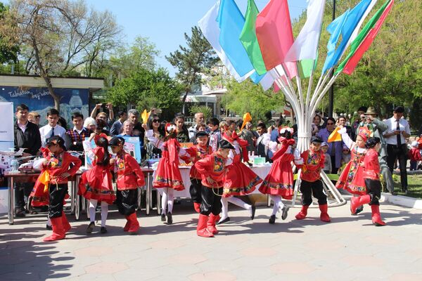 Детский ансамбль исполнил русские народные танцы в День космонавтики в Ташкенте - Sputnik Узбекистан