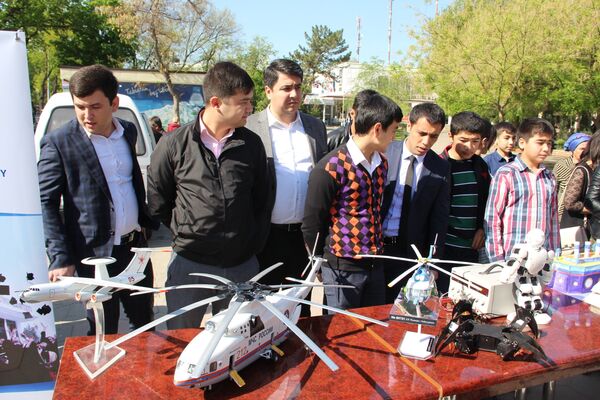 Аэрокосмические модели на выставке ко Дню космонавтики в Ташкенте - Sputnik Узбекистан