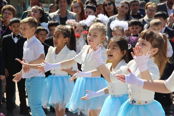 Дети танцуют на празднике в честь Дня космонавтики - Sputnik Узбекистан