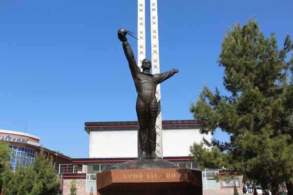 Памятник Юрию Гагарину в Чиланзарском районе Ташкента - Sputnik Узбекистан
