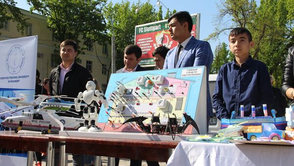 Танцы, цветы и мечты о звездах: День космонавтики в Ташкенте - Sputnik Узбекистан