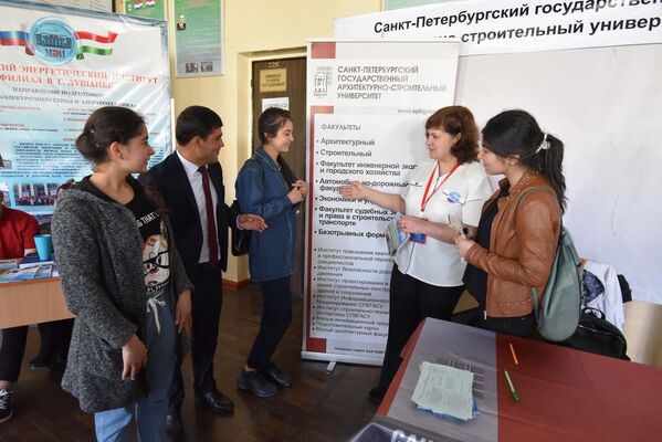 На выставочных стендах представлены не только столичные вузы, но и крупные региональные учебные заведения - Sputnik Узбекистан