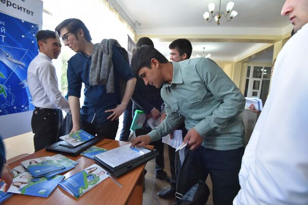 Старшеклассники знакомятся с брошюрами вузов, задают вопросы представителям университетов - Sputnik Узбекистан