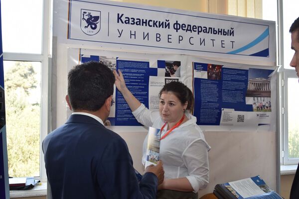 Целью выставки-ярмарки является ознакомление выпускников школ и вузов Таджикистана с направлениями и условиями обучения в России - Sputnik Узбекистан