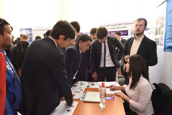 Будущие студенты интересуются не только специализациями, но и условиями проживания и досуга - Sputnik Узбекистан