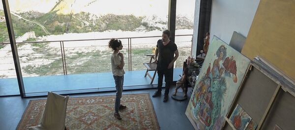 Всемирно известный художник Аршак Саркисян показал экзотическую мастерскую в скале - Sputnik Узбекистан