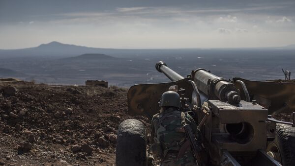 Военнослужащий Сирийской арабской армии (САА) на огневой позиции - Sputnik Ўзбекистон
