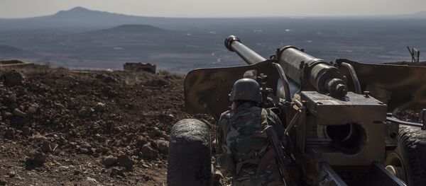 Военнослужащий Сирийской арабской армии (САА) на огневой позиции Военнослужащий Сирийской арабской армии (САА) на огневой позиции - Sputnik Ўзбекистон
