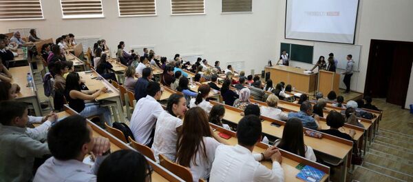 Участники акции Тотальны диктант в Ташкенте - Sputnik Узбекистан