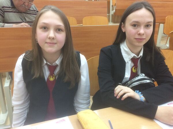 Одноклассницы Елизавета и Дарья на акции Тотальный диктант в Ташкенте - Sputnik Узбекистан