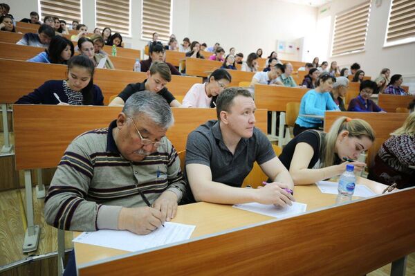 Акция Тотальный диктант в Ташкенте - Sputnik Узбекистан