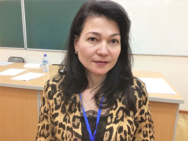 Доцент Национального университета Узбекистана Эльвина Алиева, читавшая текст тотального диктанта - Sputnik Узбекистан