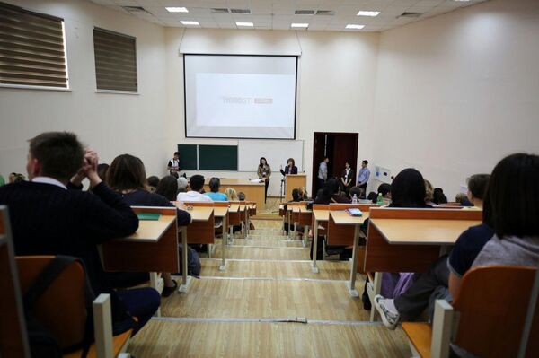 Акция Тотальный диктант в филиале РГГУ имени Губкина в Ташкенте - Sputnik Узбекистан