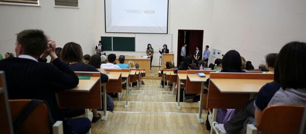 Акция Тотальный диктант в филиале РГГУ имени Губкина в Ташкенте Акция Тотальный диктант в филиале РГГУ имени Губкина в Ташкенте - Sputnik Узбекистан