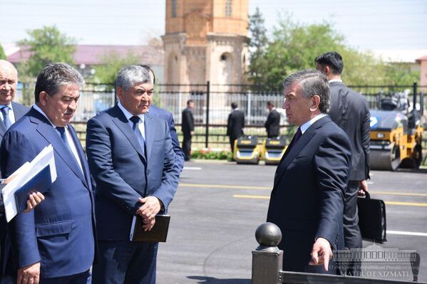 Президент Шавкат Мирзиёев во время поездки в Сырдарью - Sputnik Узбекистан