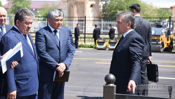 Президент Шавкат Мирзиёев во время поездки в Сырдарью - Sputnik Узбекистан