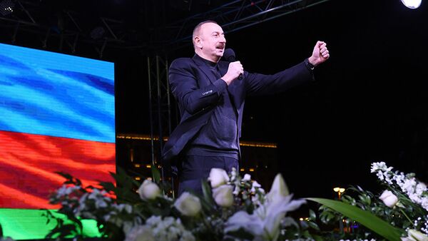 Президент Азербайджана Ильхам Алиев после победы на выборах - Sputnik Ўзбекистон