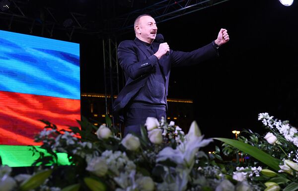 Президент Азербайджана Ильхам Алиев после победы на выборах - Sputnik Узбекистан