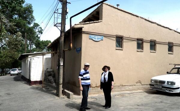 Станислав Митин и Дина Рубина в узбекской махалле - Sputnik Узбекистан